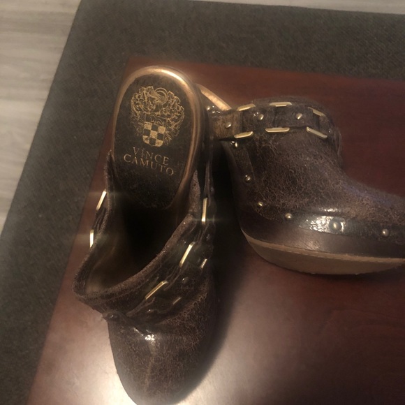 Slightly used clog. - Picture 4 of 5